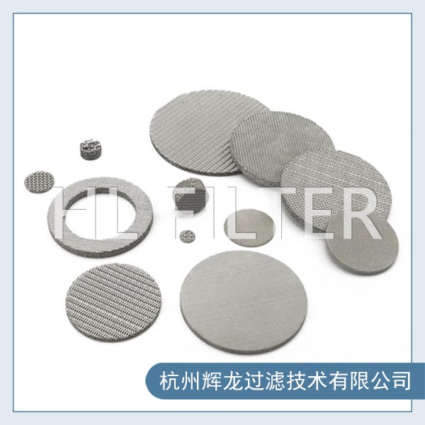 金屬燒結網(wǎng)濾筒的過濾材料主要有兩種：不銹鋼編織網(wǎng)和不銹鋼纖維燒結氈。  不銹鋼編織網(wǎng)由不銹鋼絲編織而成。其折波濾芯具有氣道暢通、清洗方便、過濾周期長等特點。