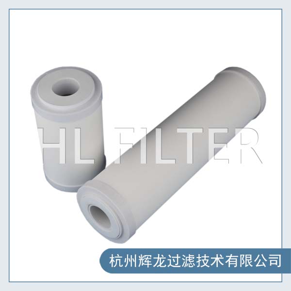 原材料不同，濾芯的使用壽命也會(huì)不同。隨著使用時(shí)間的延長(zhǎng)，水中的雜質(zhì)會(huì)堵塞濾芯，活性炭濾芯會(huì)吸附飽和。所以，一般來(lái)說(shuō)，PP濾芯3個(gè)月需要更換，而活性炭濾芯6個(gè)月需要更換。而中空纖維由于不能清洗，一般都是放置在PP棉和活性炭的后端使用，否則比較容易堵塞，作為凈水設(shè)備末端除菌使用則1-2年需要更換。陶瓷濾芯一般可使用10-12個(gè)月，好的陶瓷濾芯可使用3-5年，甚至更長(zhǎng)時(shí)間。